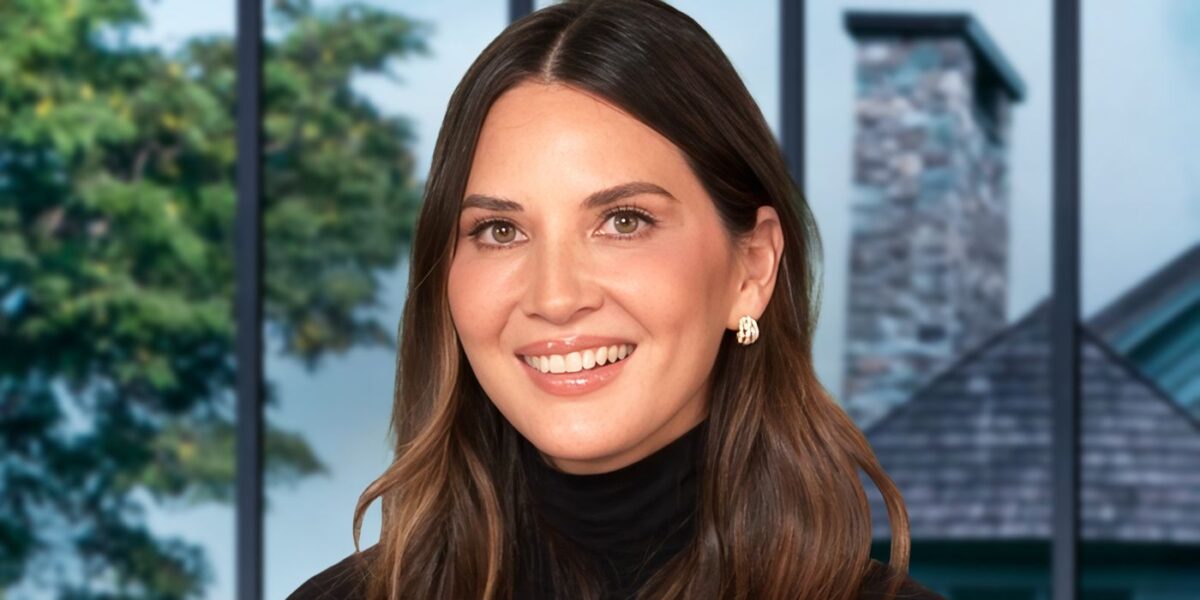 ‘Your Friends & Neighbors’ Star Olivia Munn on Putting the Moves on Jon Hamm