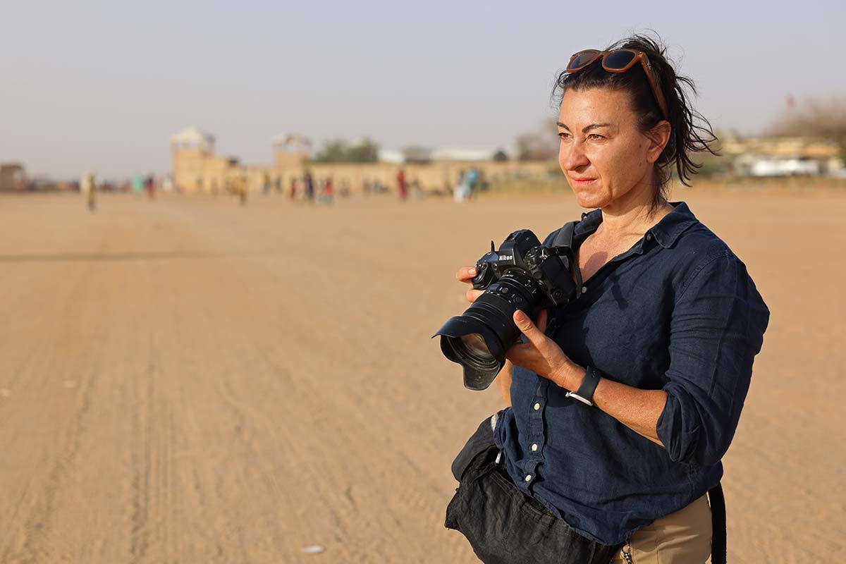 Pulitzer Prize Winning War Photojournalist Lynsey Addario Balance Horror & Home In Absorbing Doc [TIFF]]