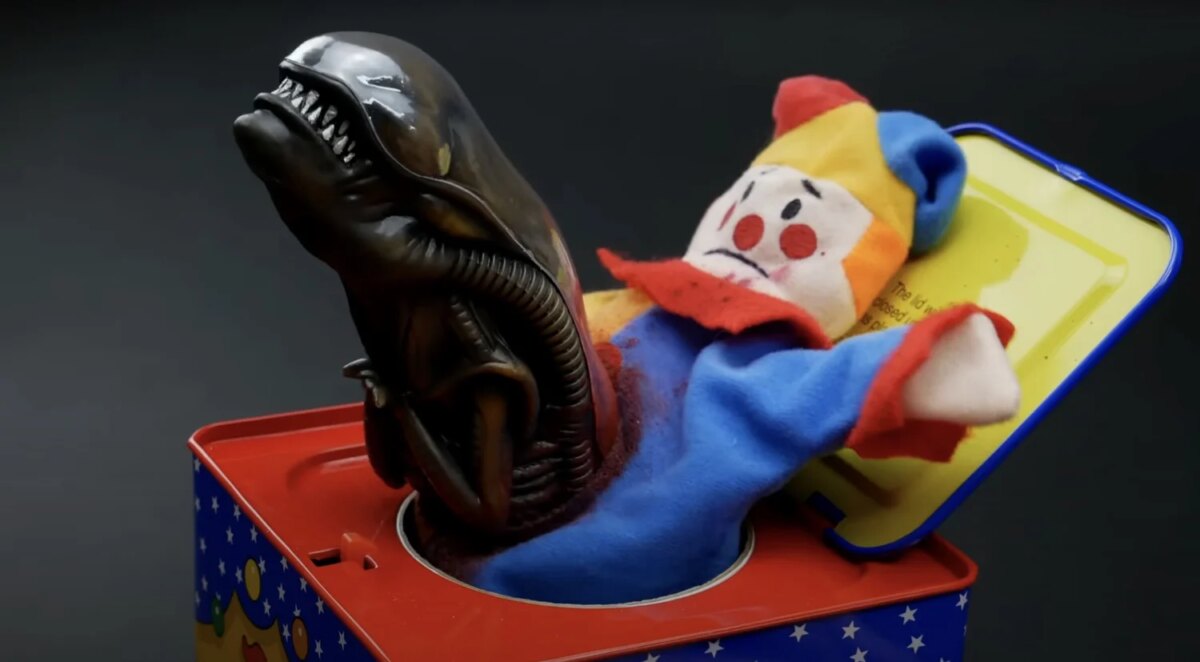 Pop Goes the Xenomorph! Hilarious Alien Chestburster Jack-in-the-Box Build — GeekTyrant